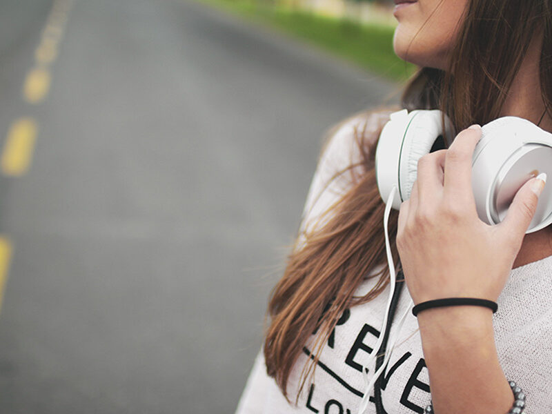 girl-with-beats